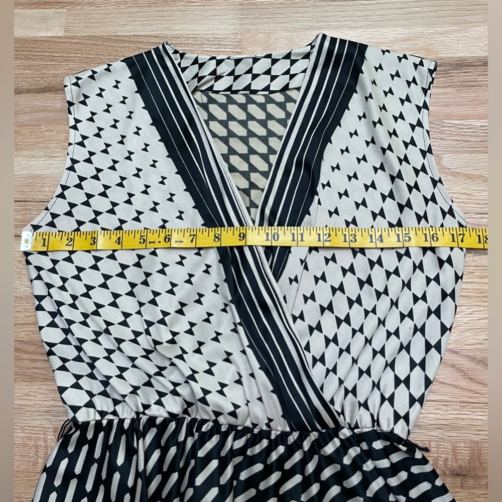 Vintage geometric V neck dress - Picture 5 of 7